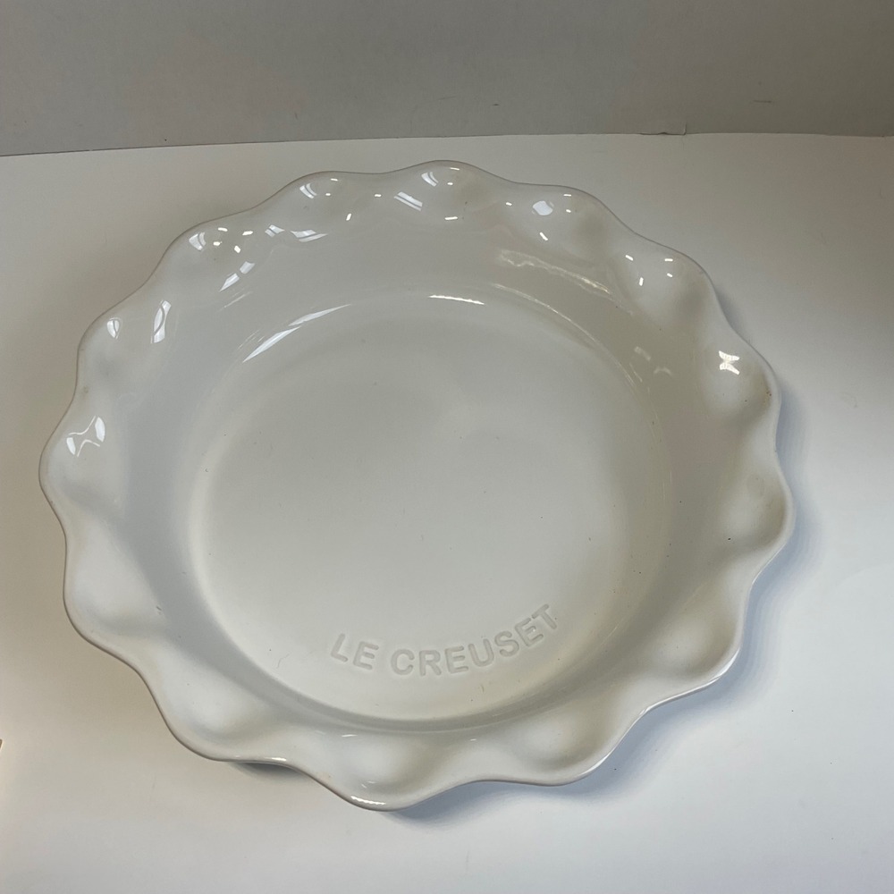 Le Creuset White Stoneware 9 Inch Scalloped Heritage Pie Dish Baker White